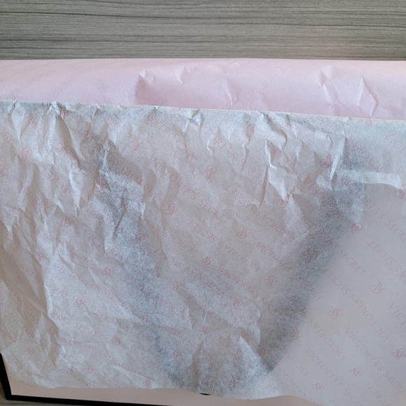 Victoria's Secret Medium Shopping Bag with 6 sheets of VS Tissue Paper 16"x12"x6 - Picture 13 of 16
